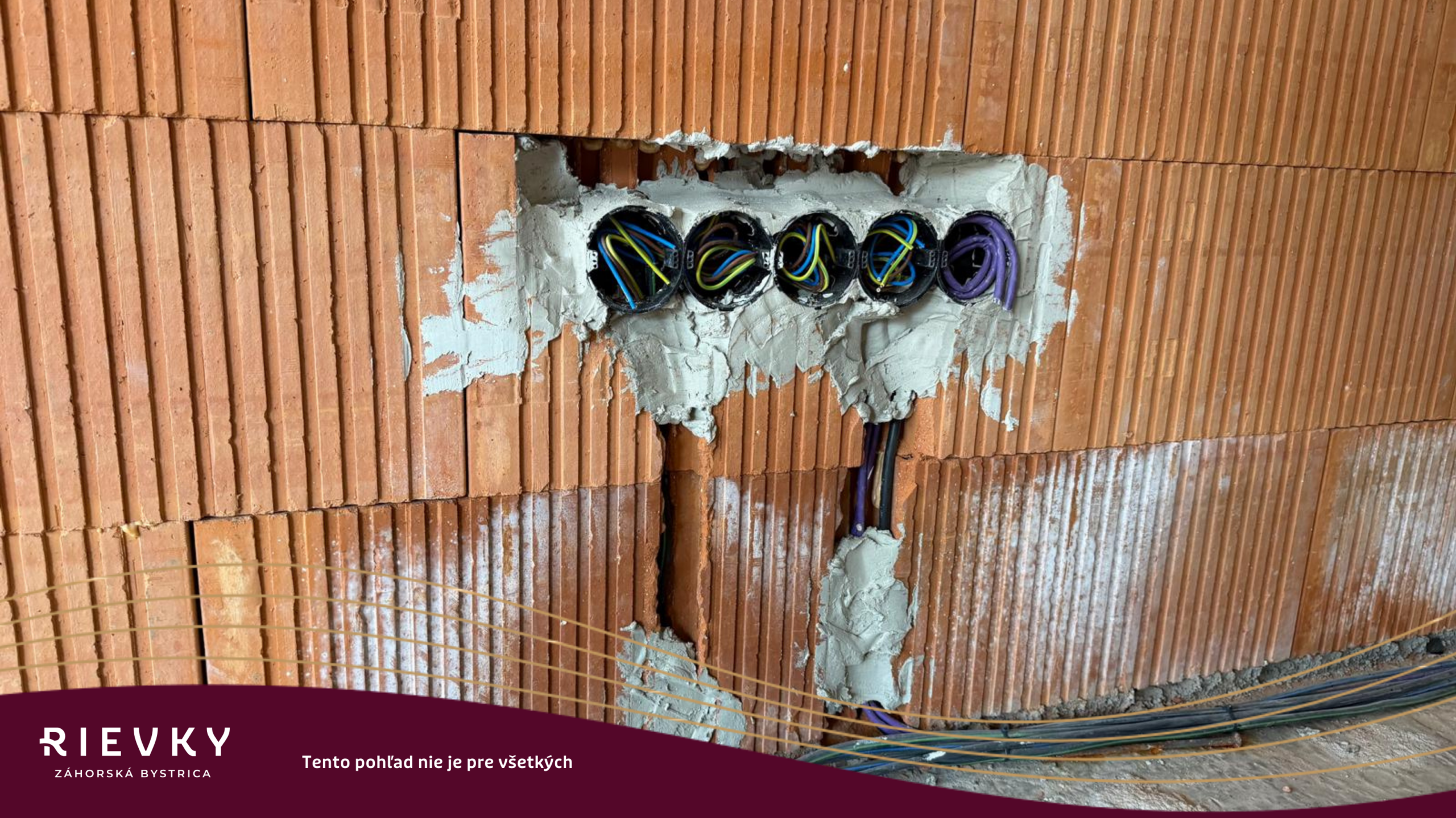 Hrubá stavba bytových domov dokončená v termíne!